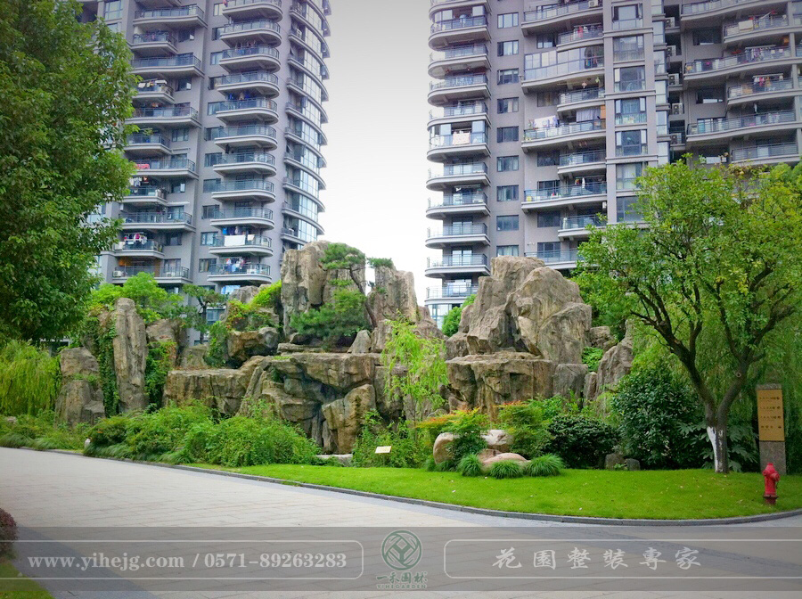 枫华府弟塑石假山｜小区假山制作｜庭院假山锦鲤池施工